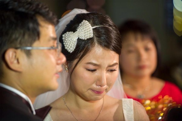 Cựu thành viên nhóm Mắt Ngọc òa khóc trong ngày cưới 8