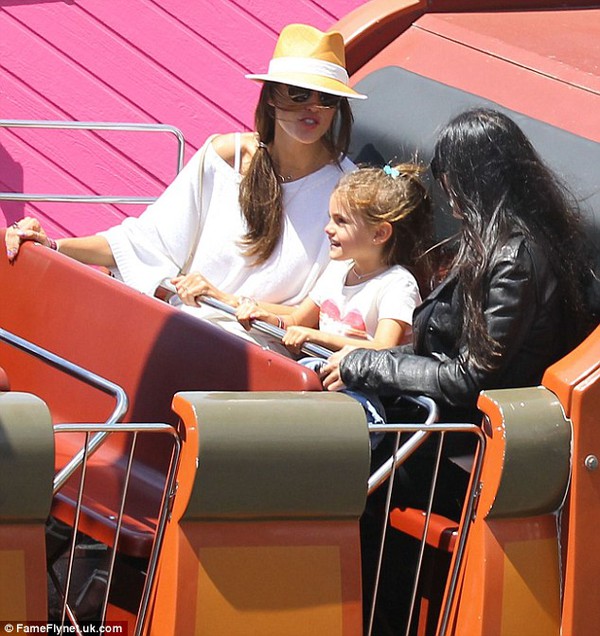 Mẹ con siêu mẫu Alessandra Ambrosio thích thú chơi trò tàu lượn 8