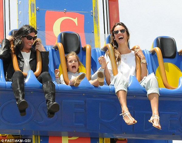 Alessandra Ambrosio sẵn s&agrave;ng hy sinh sự hấp dẫn để lo cho con 3