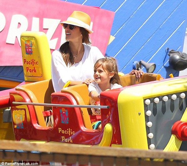 Mẹ con siêu mẫu Alessandra Ambrosio thích thú chơi trò tàu lượn 6