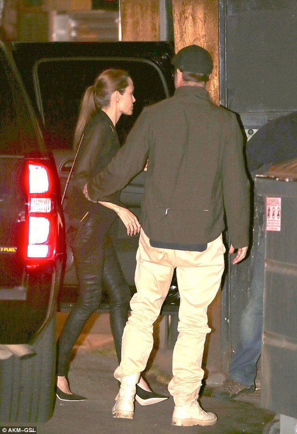 Angelina Jolie và Brad Pitt "trốn" con đi chơi đêm 2
