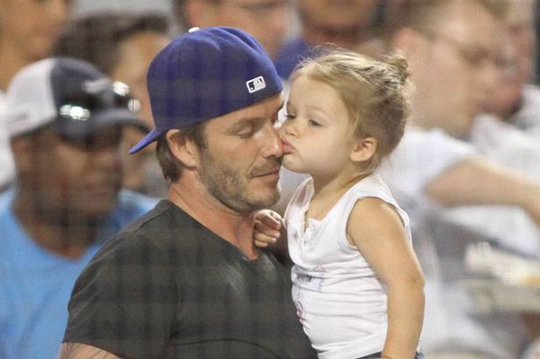 Ngắm khoảnh khắc Beckham và con gái Harper hôn nhau đầy tình cảm 15
