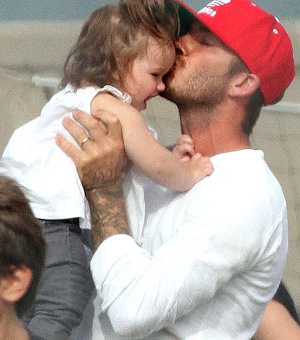 Ngắm khoảnh khắc Beckham và con gái Harper hôn nhau đầy tình cảm 5