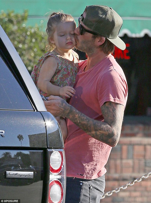 Ngắm khoảnh khắc Beckham và con gái Harper hôn nhau đầy tình cảm 14