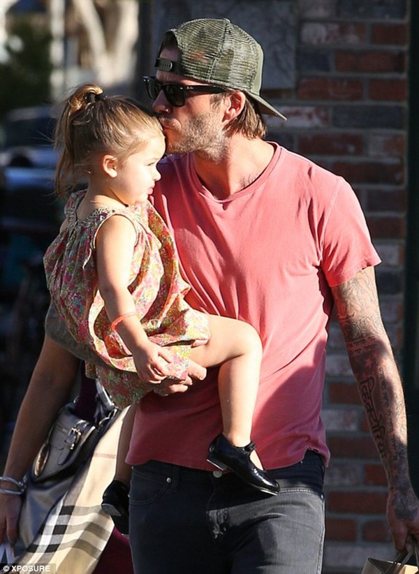 Ngắm khoảnh khắc Beckham và con gái Harper hôn nhau đầy tình cảm 13
