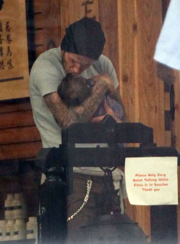 Ngắm khoảnh khắc Beckham và con gái Harper hôn nhau đầy tình cảm 1