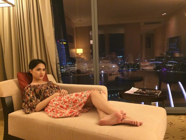 Hương Giang Idol diện bikini v&agrave;ng cam hấp dẫn b&ecirc;n bể bơi 7