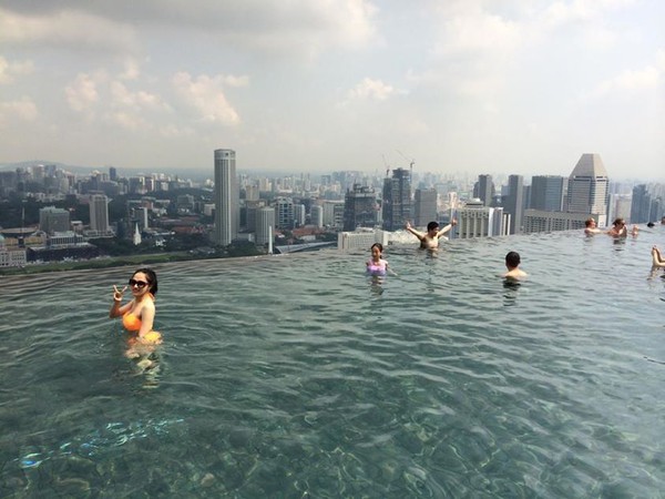 Hương Giang Idol diện bikini vàng cam hấp dẫn bên bể bơi 2