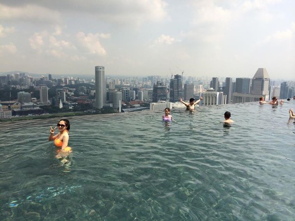 Hương Giang Idol diện bikini v&agrave;ng cam hấp dẫn b&ecirc;n bể bơi 2