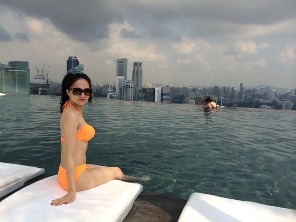 Hương Giang Idol diện bikini v&agrave;ng cam hấp dẫn b&ecirc;n bể bơi 3