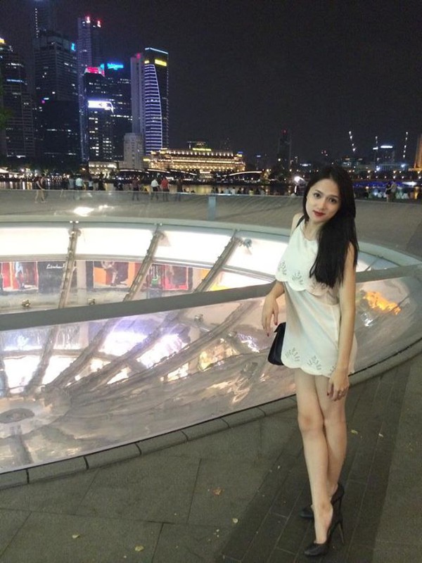 Hương Giang Idol diện bikini vàng cam hấp dẫn bên bể bơi 5