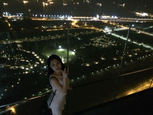 Hương Giang Idol diện bikini v&agrave;ng cam hấp dẫn b&ecirc;n bể bơi 4