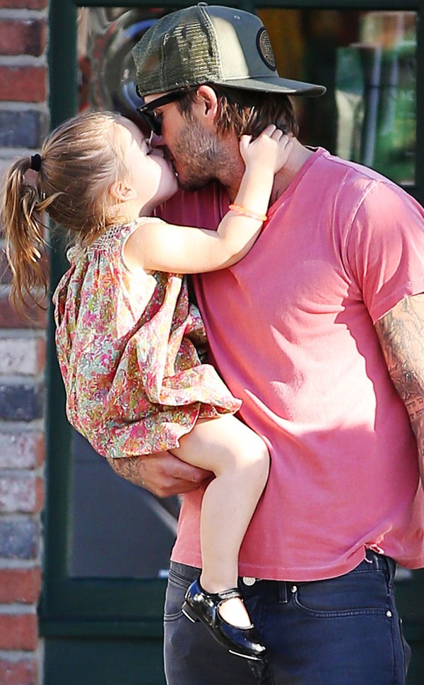 Ngắm khoảnh khắc Beckham và con gái Harper hôn nhau đầy tình cảm 12