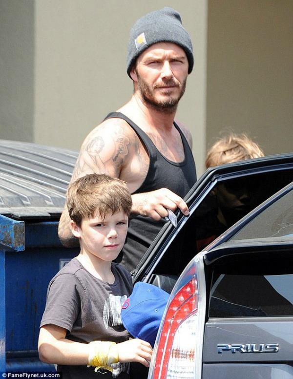 Ngưỡng mộ hình ảnh David Beckham ân cần với vợ con 5