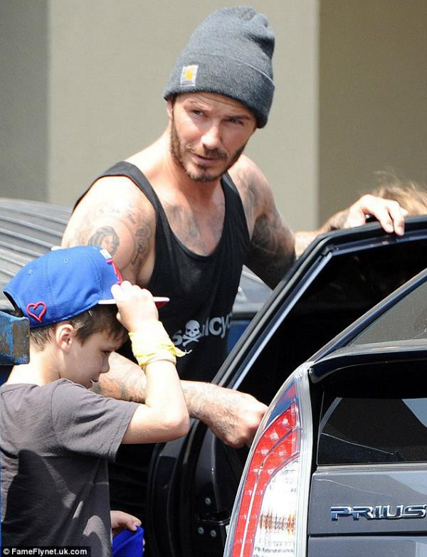 Ngưỡng mộ hình ảnh David Beckham ân cần với vợ con 6