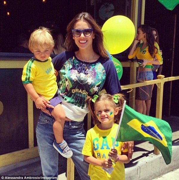 Mẹ con Alessandra Ambrosio dắt nhau xuống phố cổ vũ World Cup 1