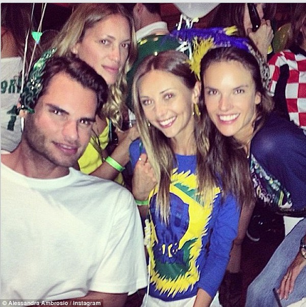 Mẹ con Alessandra Ambrosio dắt nhau xuống phố cổ vũ World Cup 8