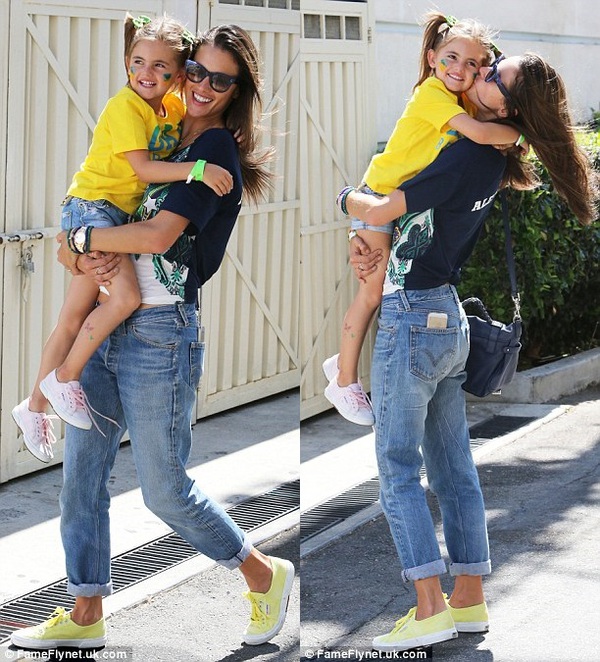 Mẹ con Alessandra Ambrosio dắt nhau xuống phố cổ vũ World Cup 3