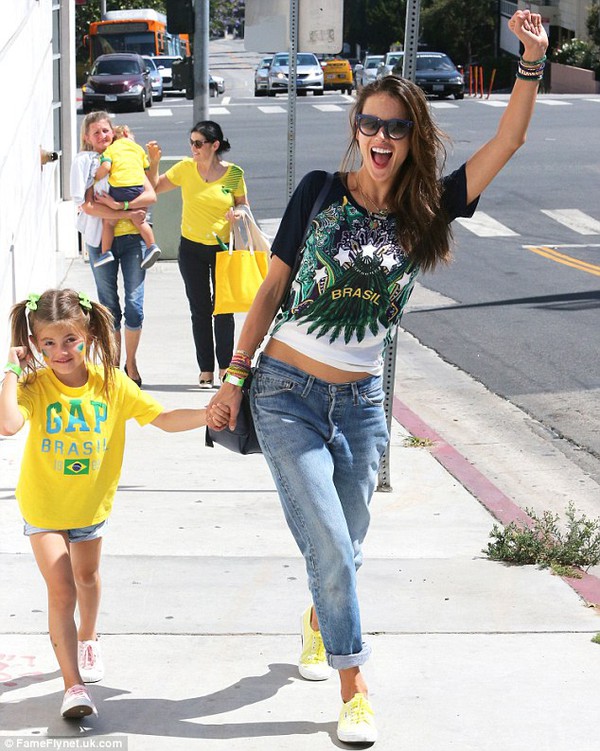 Mẹ con Alessandra Ambrosio dắt nhau xuống phố cổ vũ World Cup 5