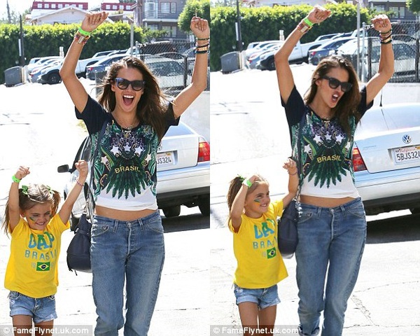 Mẹ con Alessandra Ambrosio dắt nhau xuống phố cổ vũ World Cup 6