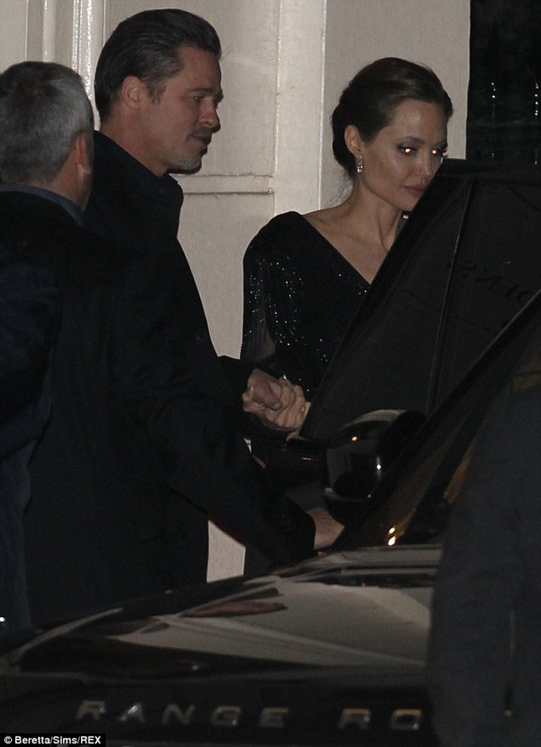 Angelina Jolie thoải mái gác chân cho Brad Pitt xoa bóp 2