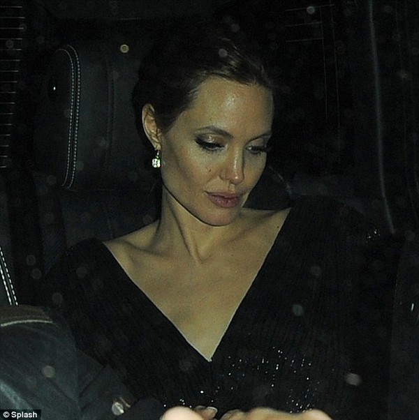 Angelina Jolie thoải mái gác chân cho Brad Pitt xoa bóp 4