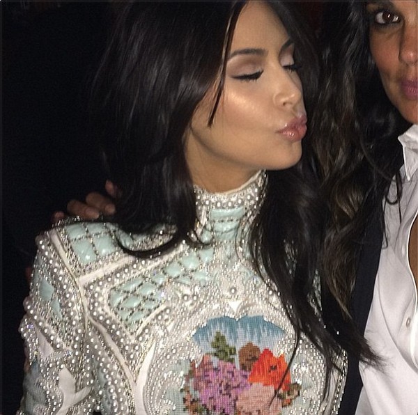 Kim Kardashian diện "kín cổng cao tường" trong tiệc độc thân 6