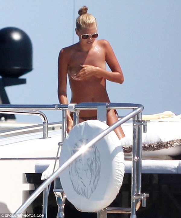 Bạn gái Leonardo DiCaprio để ngực trần đi lại trên thuyền 1