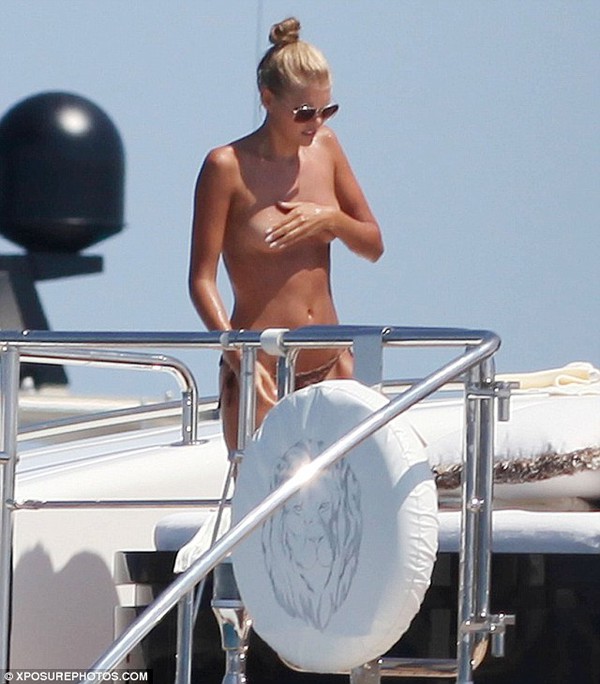 Bạn gái Leonardo DiCaprio để ngực trần đi lại trên thuyền 3