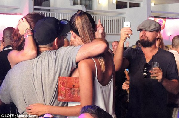 Bạn gái Leonardo DiCaprio để ngực trần đi lại trên thuyền 7
