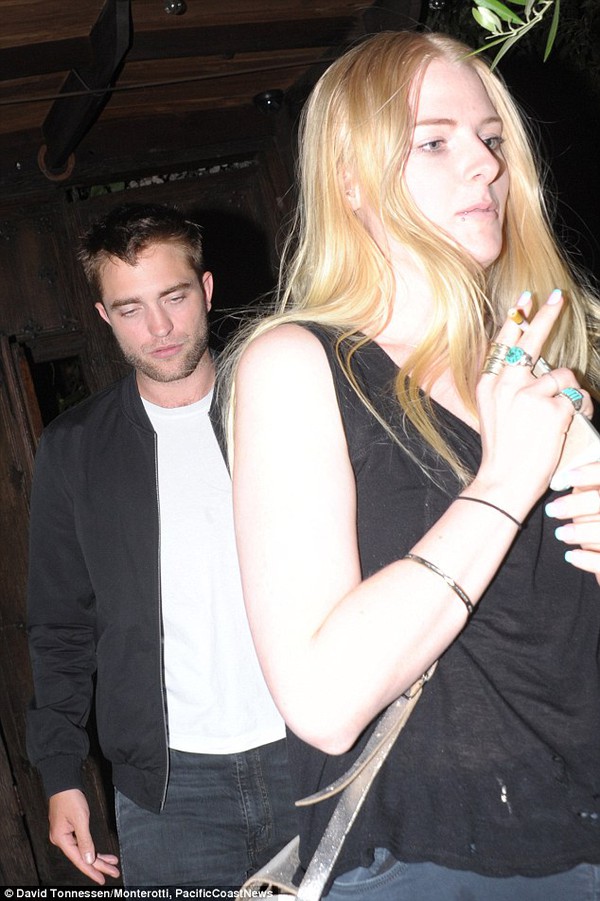 Bắt gặp Robert Pattinson hẹn hò 