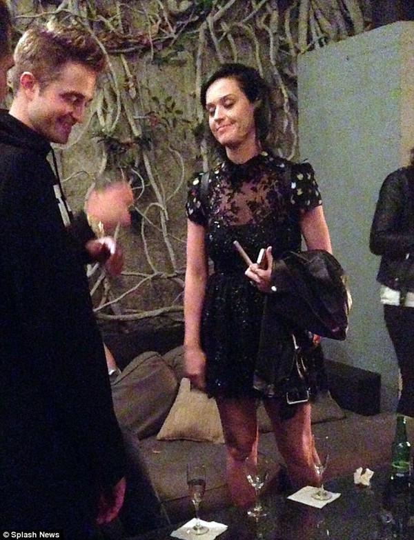 Robert Pattinson và Katy Perry quấn quýt như tình nhân 1