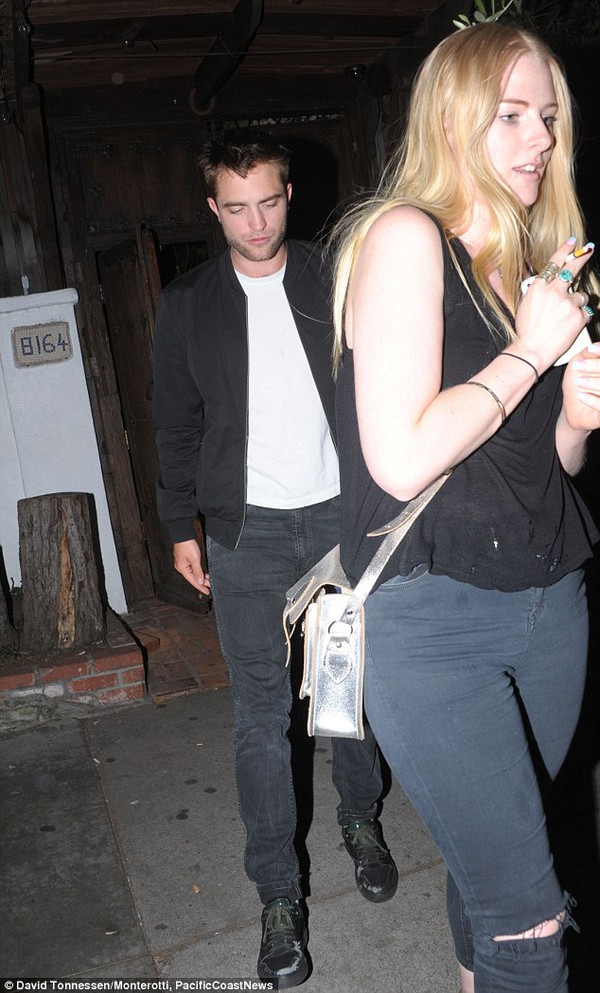 Bắt gặp Robert Pattinson hẹn hò 