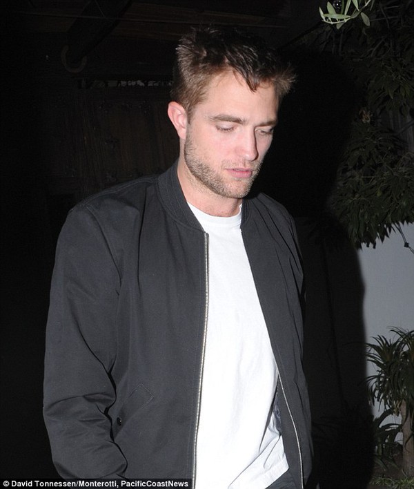 Bắt gặp Robert Pattinson hẹn hò 