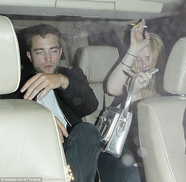 Bắt gặp Robert Pattinson hẹn hò 