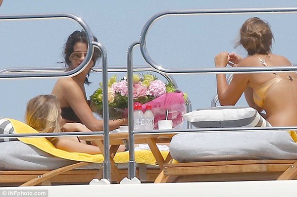 Selena Gomez t&igrave;nh tứ b&ecirc;n người đ&agrave;n &ocirc;ng lạ 5