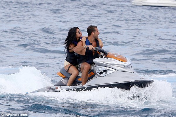 Selena Gomez t&igrave;nh tứ b&ecirc;n người đ&agrave;n &ocirc;ng lạ 11