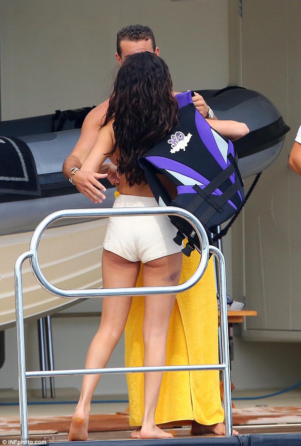 Selena Gomez t&igrave;nh tứ b&ecirc;n người đ&agrave;n &ocirc;ng lạ 13