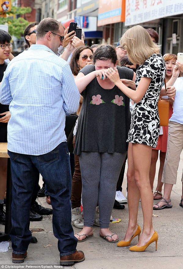 Fan khóc nức nở vì gặp Taylor Swift trên đường phố 3