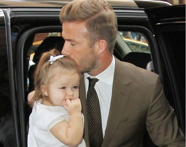 Ngắm khoảnh khắc Beckham và con gái Harper hôn nhau đầy tình cảm 3