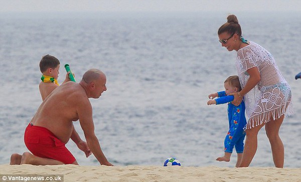 Con trai Wayne Rooney ngộ nghĩnh đá bóng trên bãi biển 9