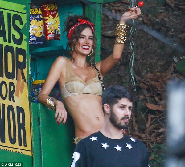 Alessandra Ambrosio khuấy động khu phố nghèo ở Brazil 4