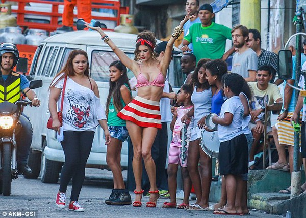 Alessandra Ambrosio khuấy động khu phố nghèo ở Brazil 6