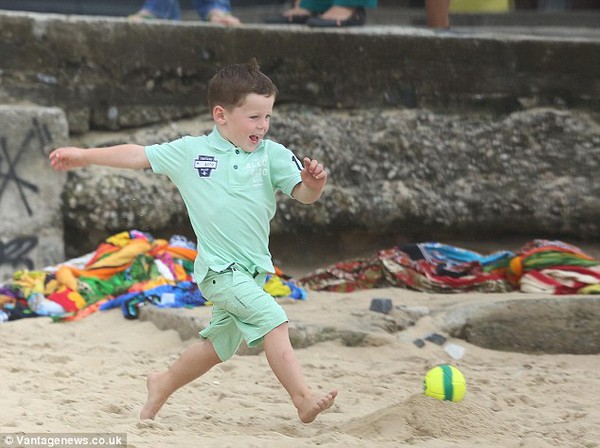 Con trai Wayne Rooney ngộ nghĩnh đá bóng trên bãi biển 1