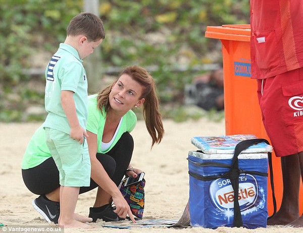 Con trai Wayne Rooney ngộ nghĩnh đá bóng trên bãi biển 4