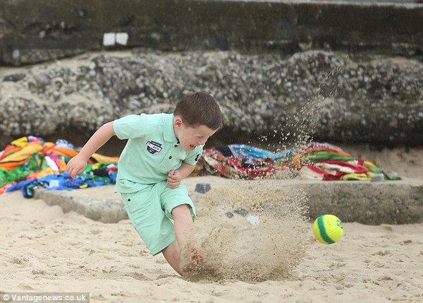 Con trai Wayne Rooney ngộ nghĩnh đá bóng trên bãi biển 3