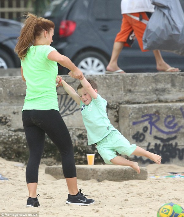Con trai Wayne Rooney ngộ nghĩnh đá bóng trên bãi biển 5