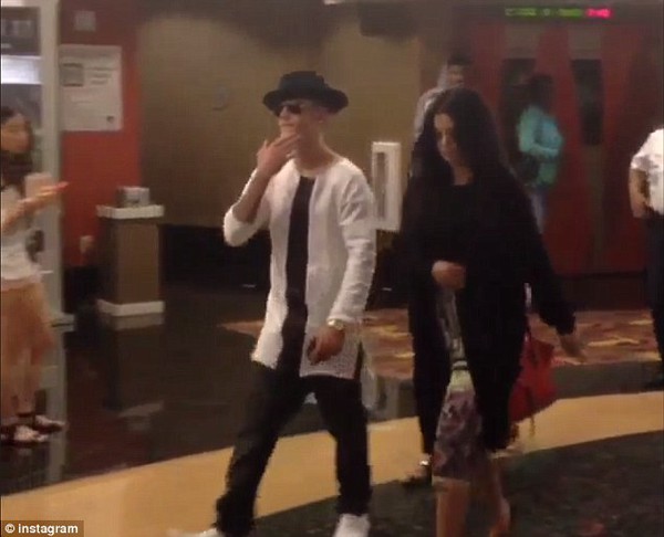 Justin Bieber và Selena Gomez tình tứ đi xem phim 5