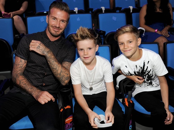 Bố con Beckham bị hắt sơn đầy người  2