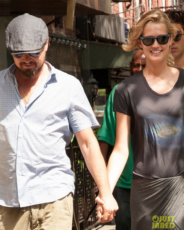 Hậu scandal tình ái, Leonardo DiCaprio vui vẻ bên bạn gái 2